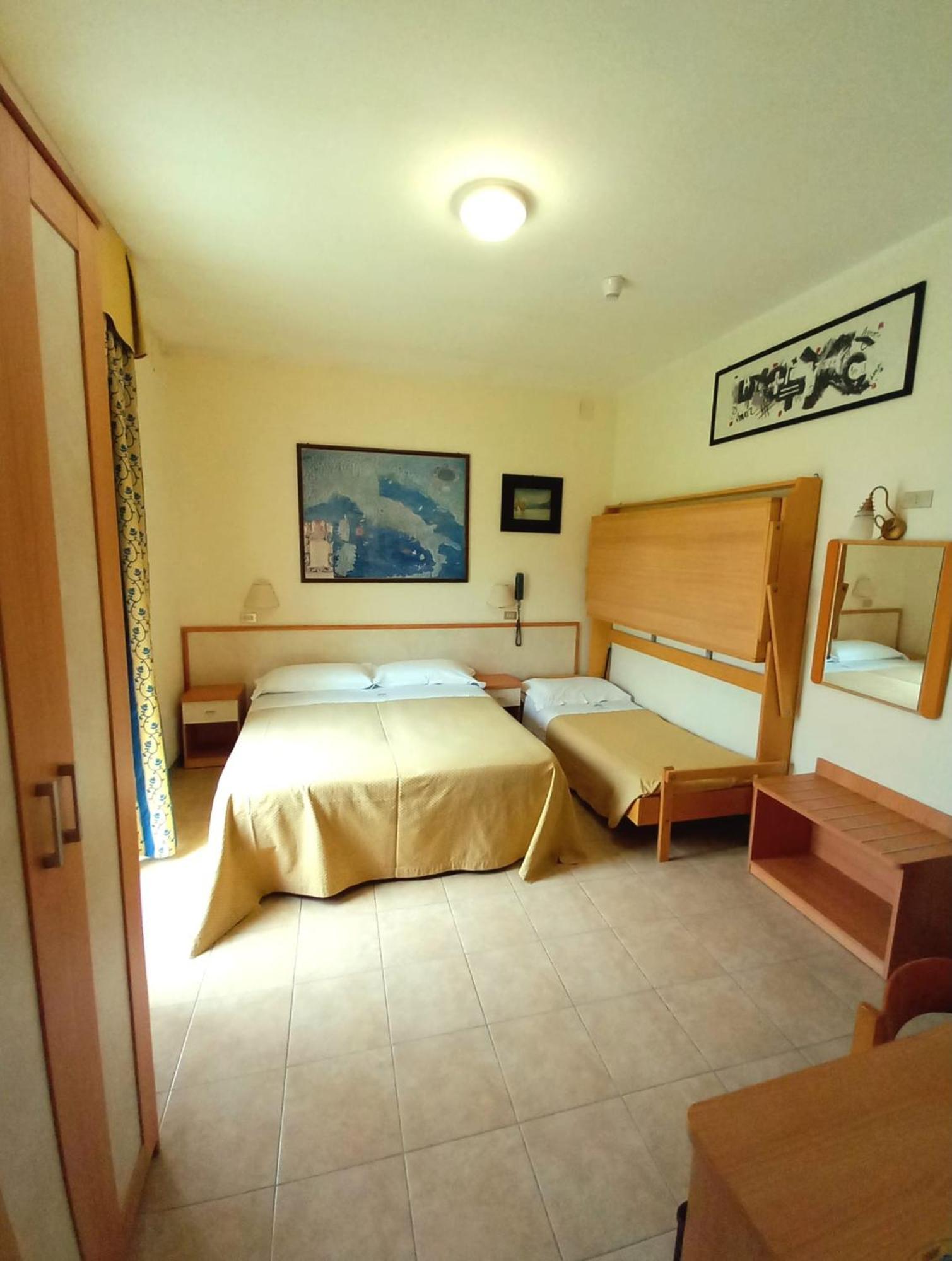 Hotel Ariella ميلانو ماريتيما الغرفة الصورة