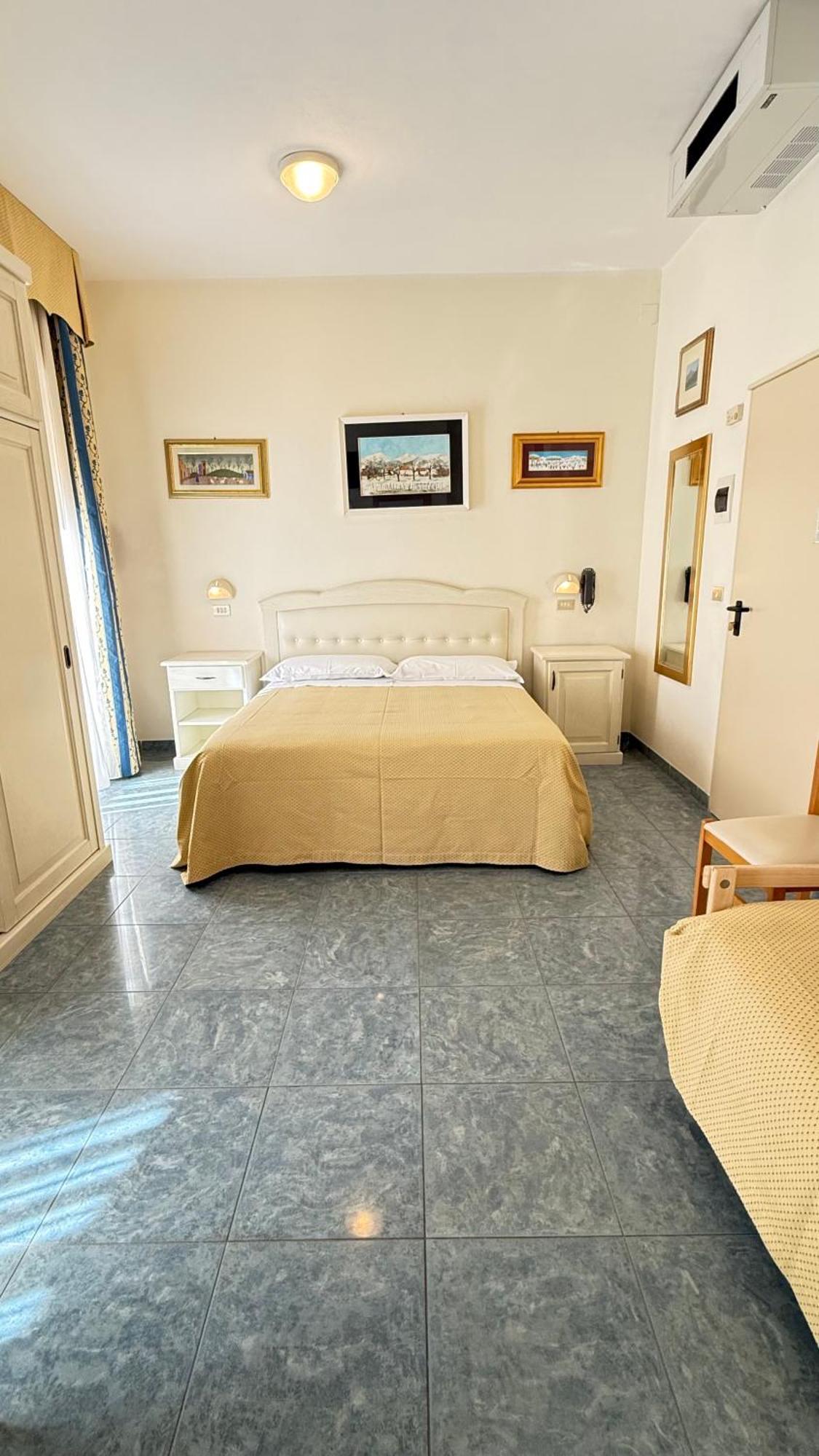 Hotel Ariella ميلانو ماريتيما المظهر الخارجي الصورة