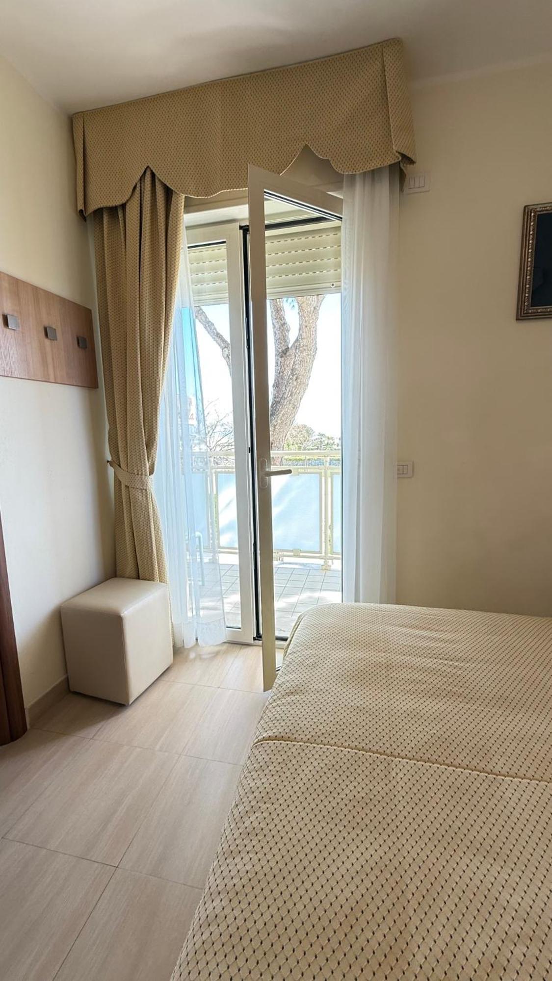 Hotel Ariella ميلانو ماريتيما المظهر الخارجي الصورة